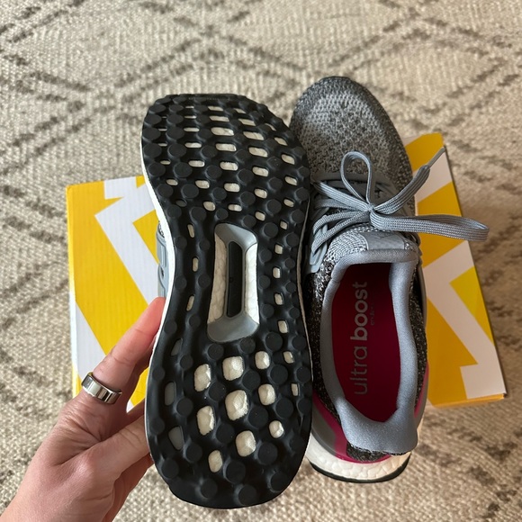 LIKE NEW- women’s adidas ultra boost size 8 - Picture 4 of 4